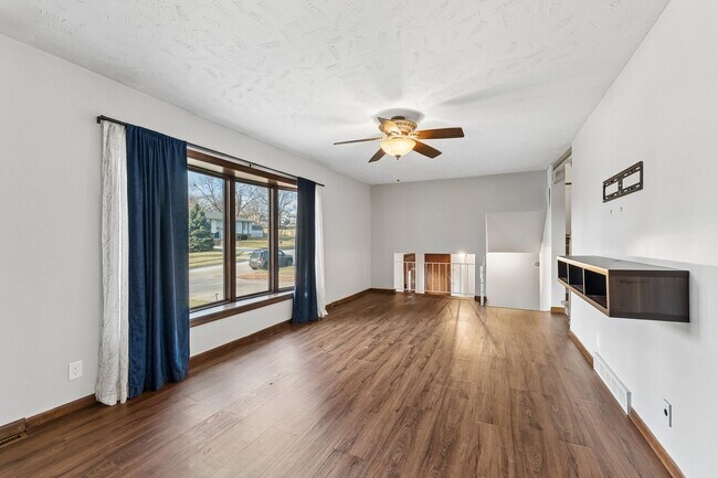 Building Photo - Sun Room!