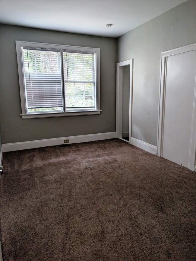 Building Photo - 604 Vance St NE