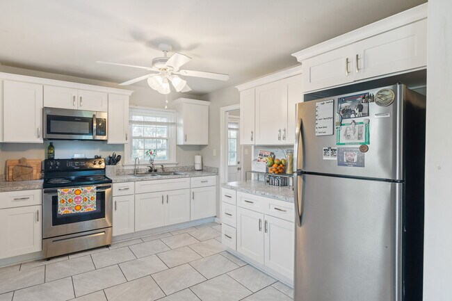 Kitchen - 5525 Jahnke Rd