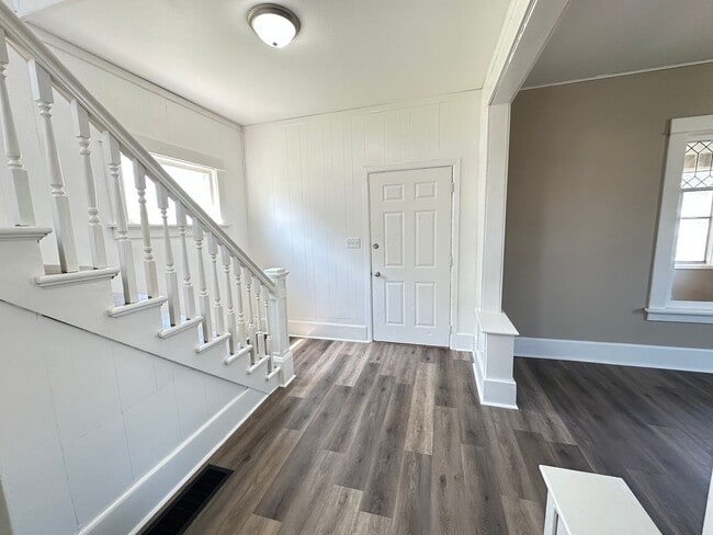 Building Photo - Charming 3 bedroom house $1125