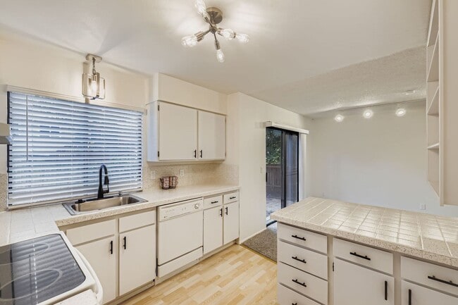Building Photo - Fully-Remodeled 3 Bed 2.5 Bath Kirkland Home!