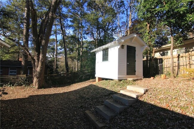 Building Photo - 3843 Commander Dr