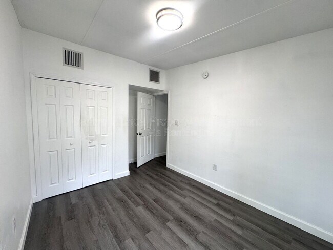 Building Photo - 1504 W 18th St