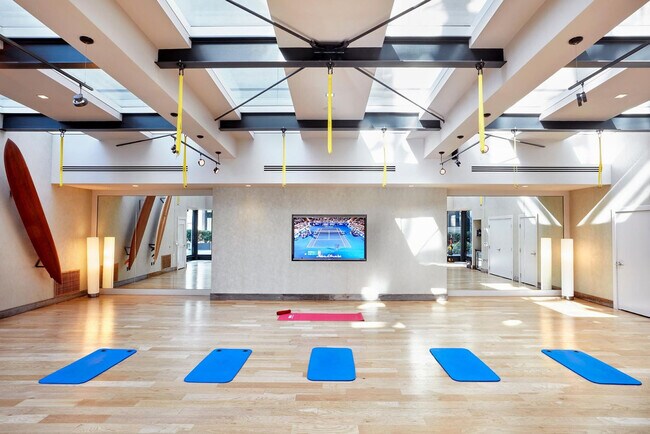 Building Photo - 18 10th St