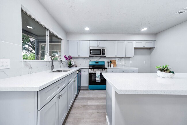 Building Photo - 3430 W Creek Club Dr