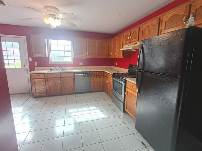 Building Photo - 3bed/2bath house with fenced backyard