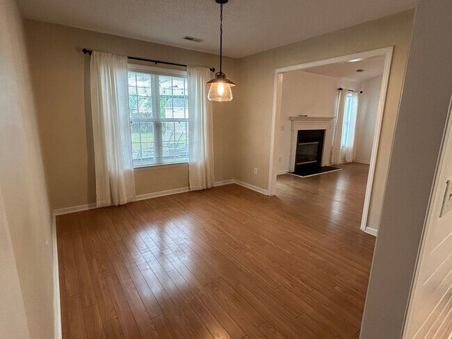 Building Photo - Charming home nestled in Courtney Pines with full fenced backyard!