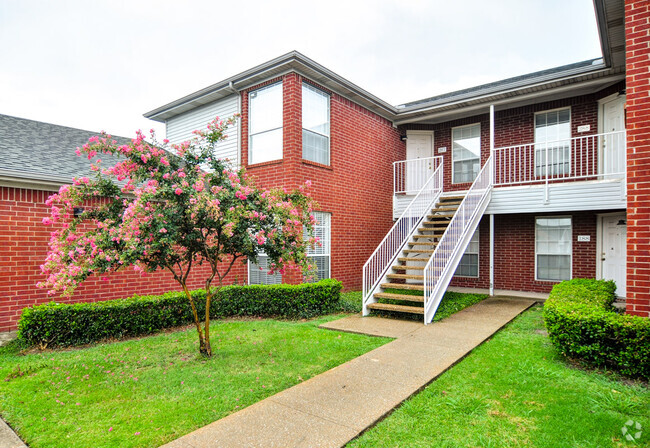 Building Photo - Residences at Bear Creek