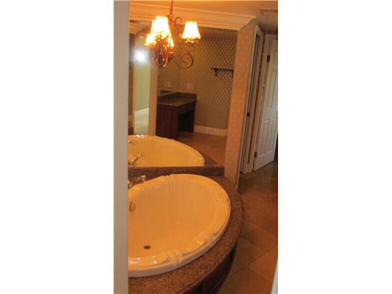 soaking tub - 2015 Hidden Crest Dr