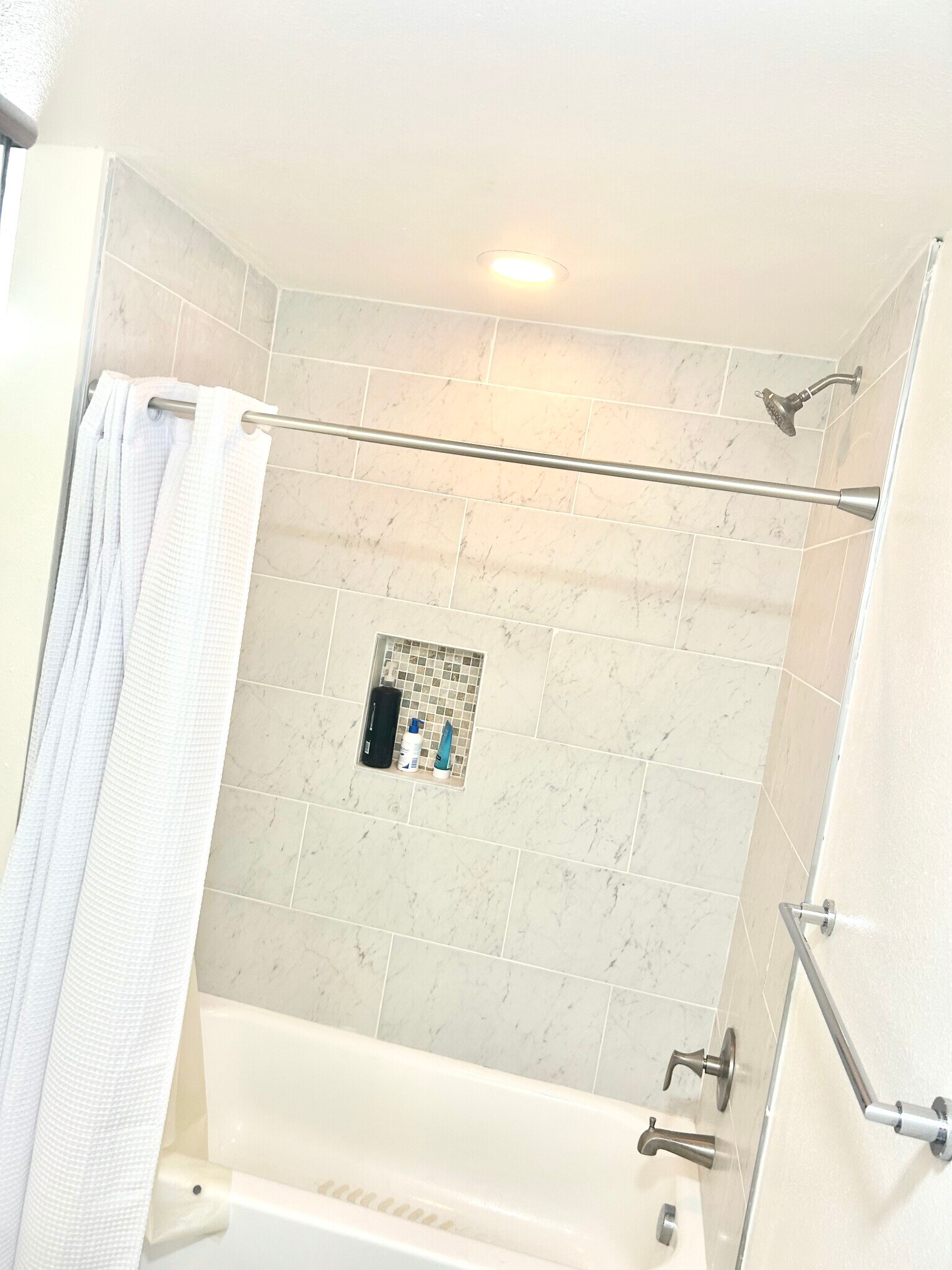 Building Photo - 300 E 4th St