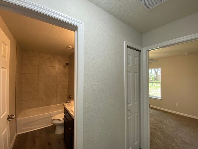 Building Photo - *** NOT AVAILABLE TO SHOW TILLL MID APRIL *** Custom Home - Desirable SE Ocala Neighborhood 3/2/2...