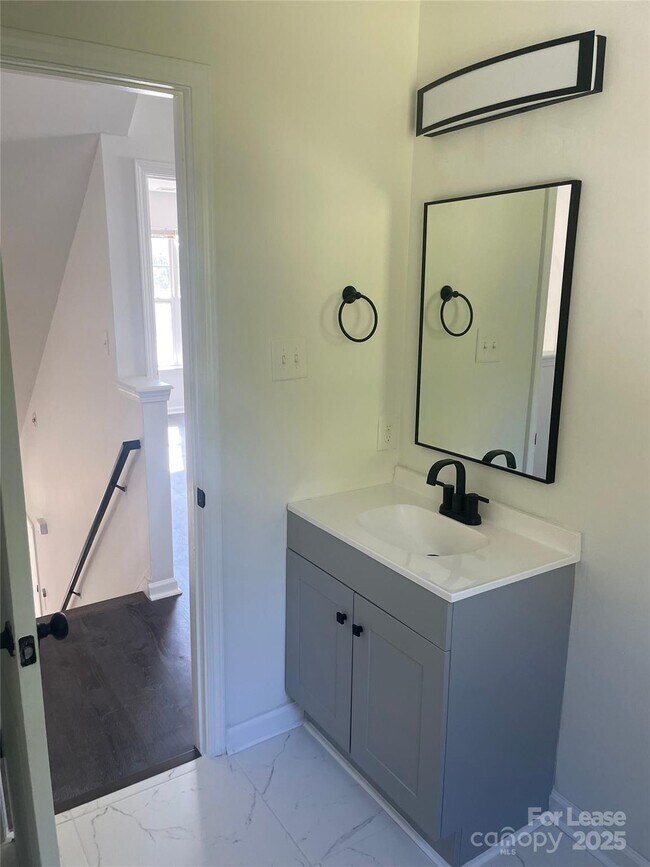 Building Photo - 242 Amir Cir