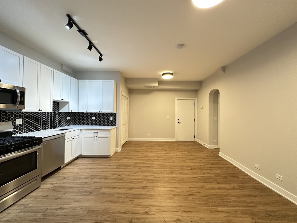 Building Photo - 661 W Wrightwood Ave