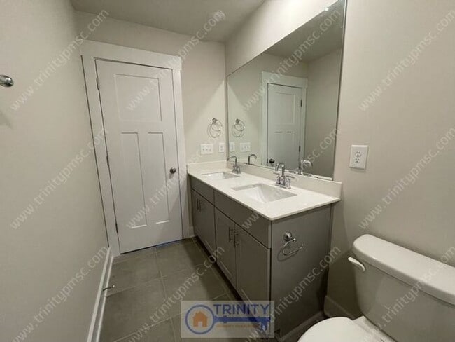 Building Photo - Beautiful and spacious! Ready for move in!