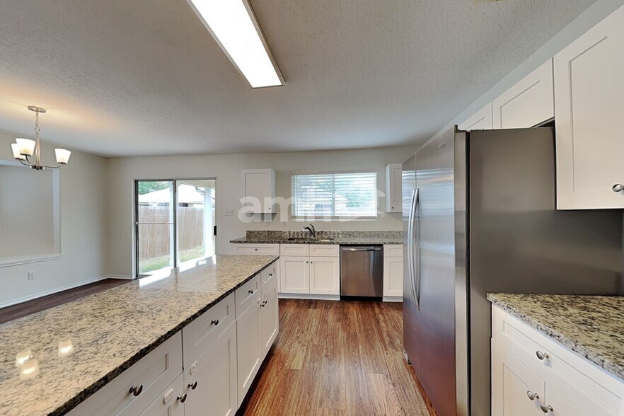 Building Photo - 9210 Laguna Falls