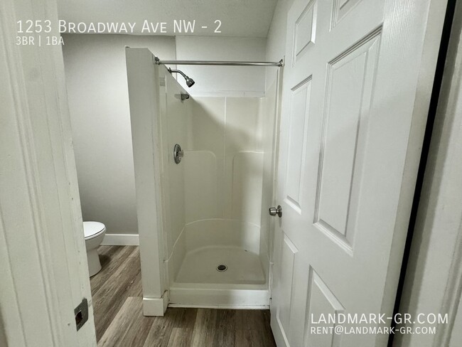 Building Photo - Updated 3 Bed/1Bath – First Month Only $1,...