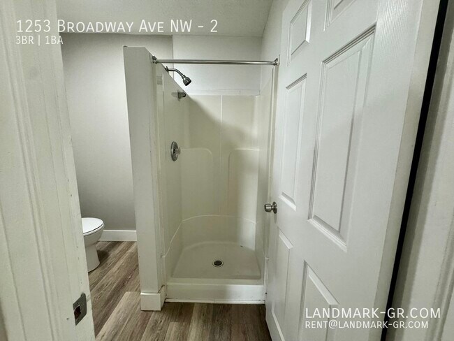 Building Photo - Updated 3 Bed/1Bath – First Month Only $995!
