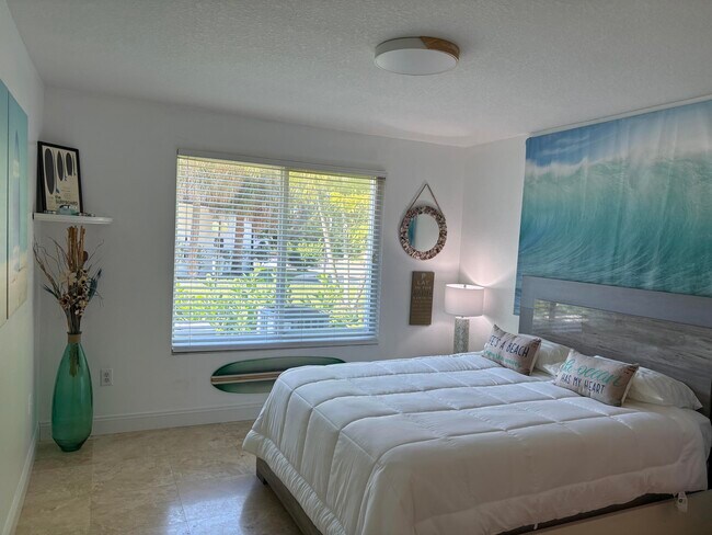 Building Photo - 1205 Villa Cir