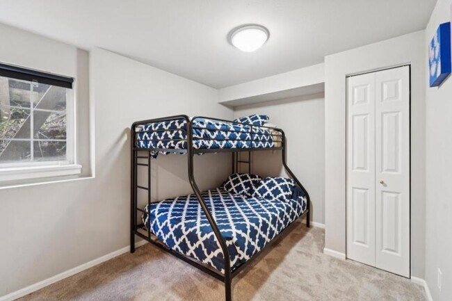 Building Photo - 3 bedroom in Seattle WA 98112