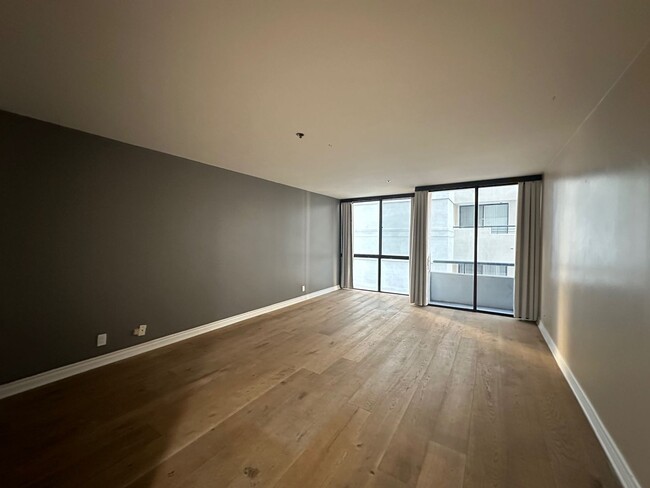 Building Photo - Extensively remodeled huge 1 bedroom/1.25 ...