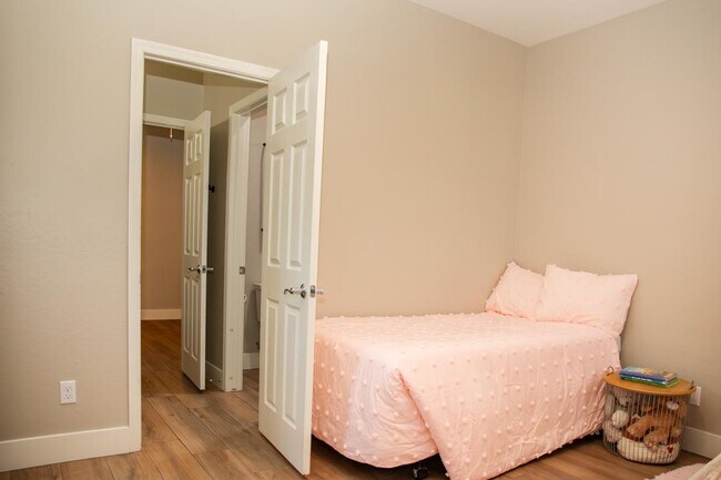 Building Photo - 1874 S 160th Ln