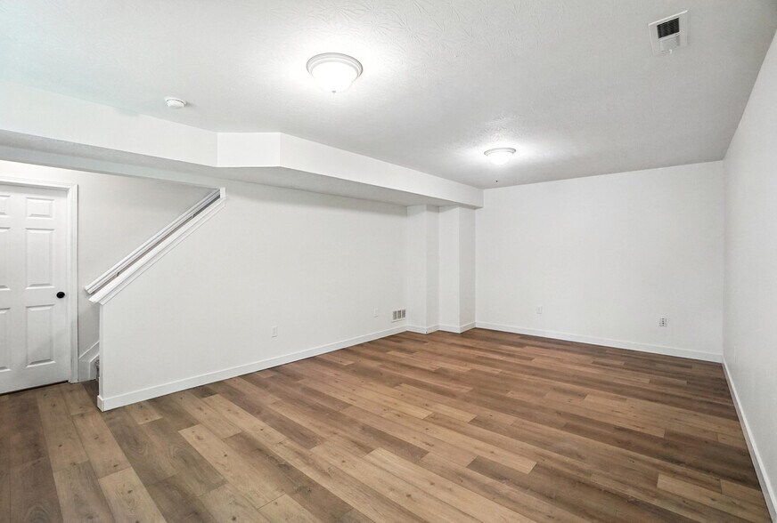 Building Photo - 2380 Oaktree Pl