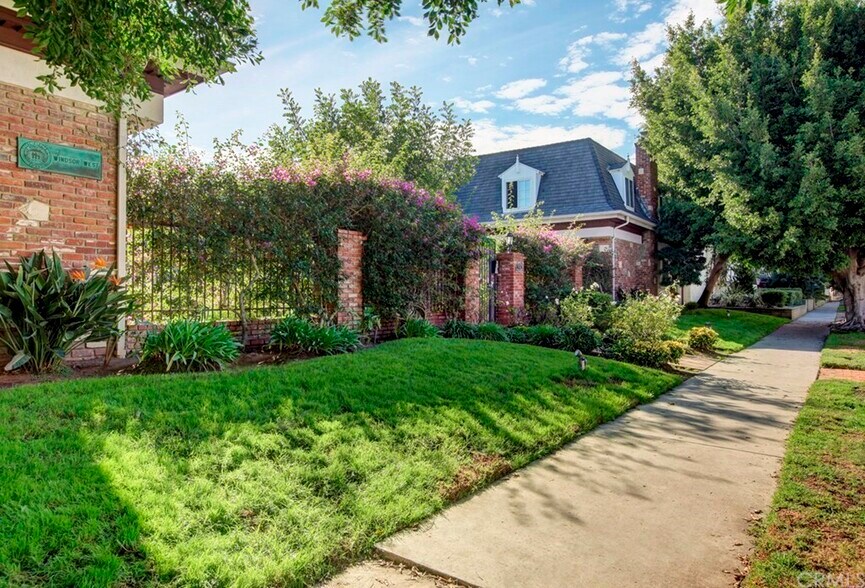 Main Gate - 8130 Redlands St