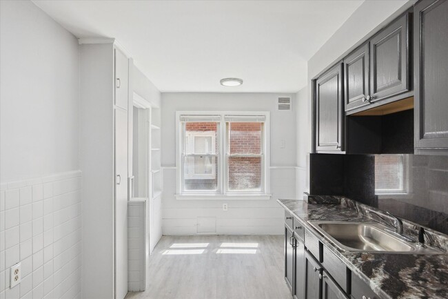 Building Photo - $1375 3 bedooms