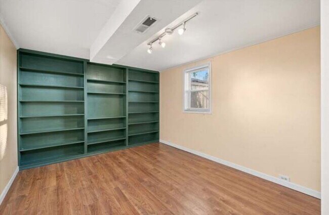 Building Photo - Spacious 1,000 Sq Ft 1 bedroom Lower Unit ...