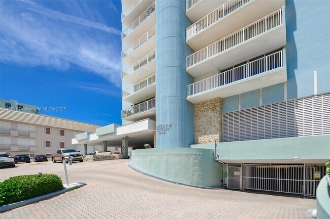 Building Photo - 5838 Collins Ave