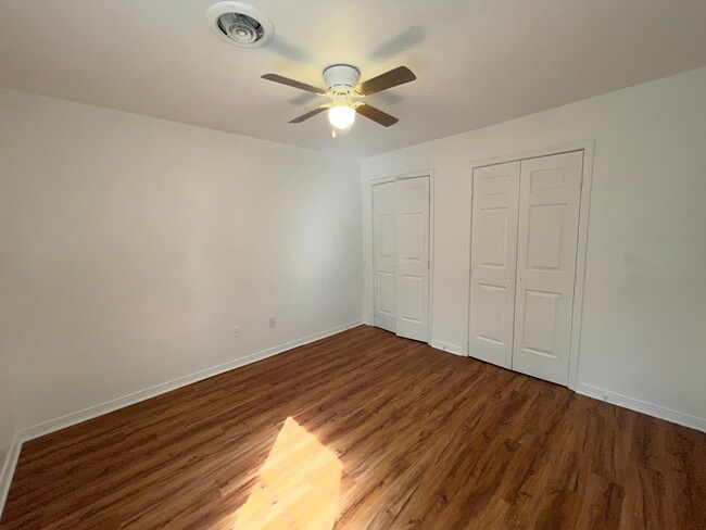 Building Photo - 3 bed 2 bath town home available in NE Jac...