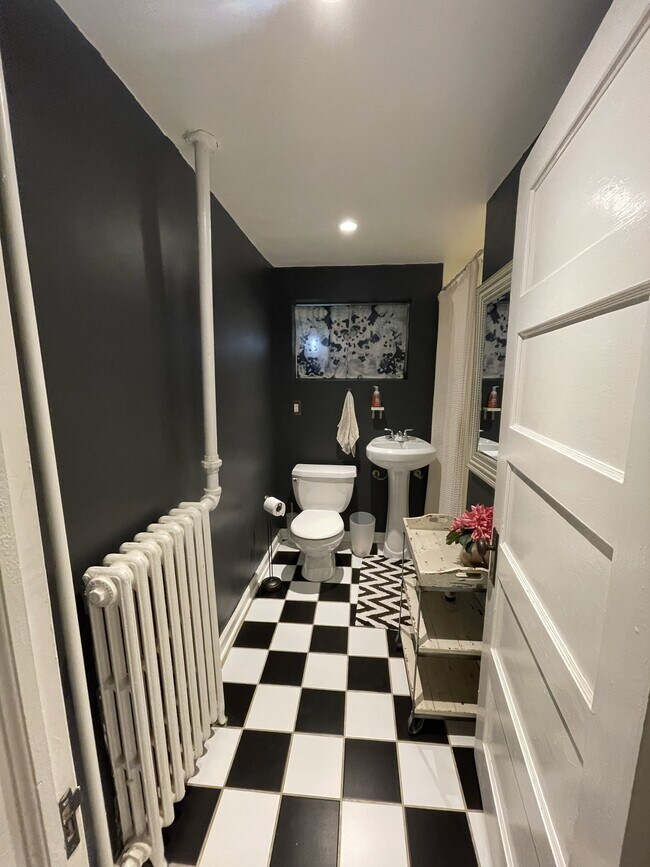 Building Photo - 1833 Burke St SE