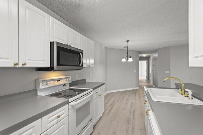 Building Photo - 2113 Sanderling Dr