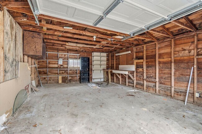 Building Photo - Move-In Ready 3 Bed with Modern Updates & Detached Garage