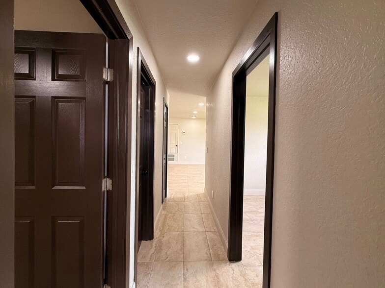 Building Photo - 4049 Castlegate Dr