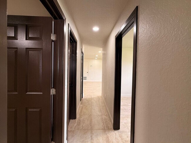 Building Photo - 4049 Castlegate Dr