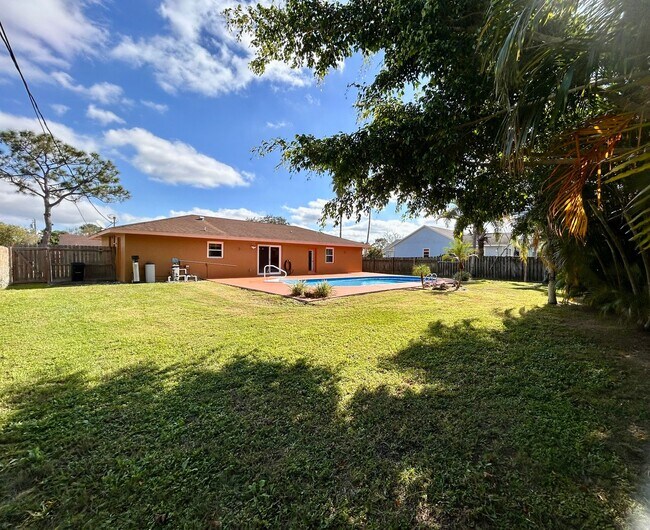 Building Photo - 316 NW Avens St