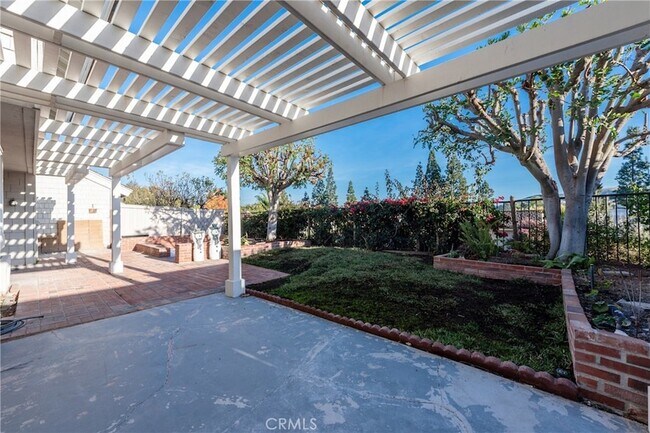 Building Photo - 6 Elderberry