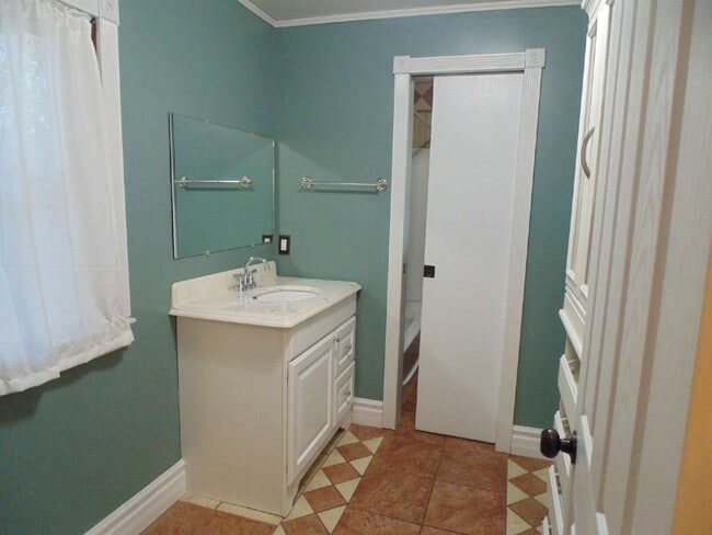 Building Photo - Charming 3 Bedroom Character home.