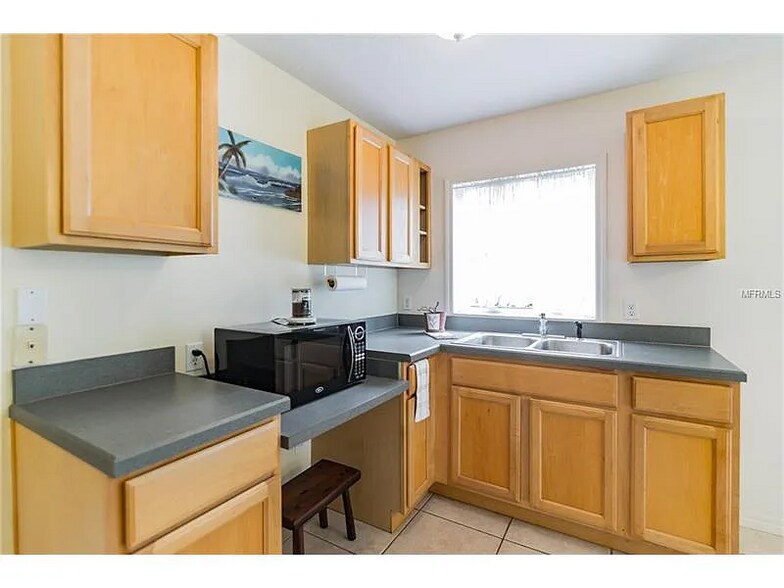 kitchenette with ample cabinet space - 1061 Francis St