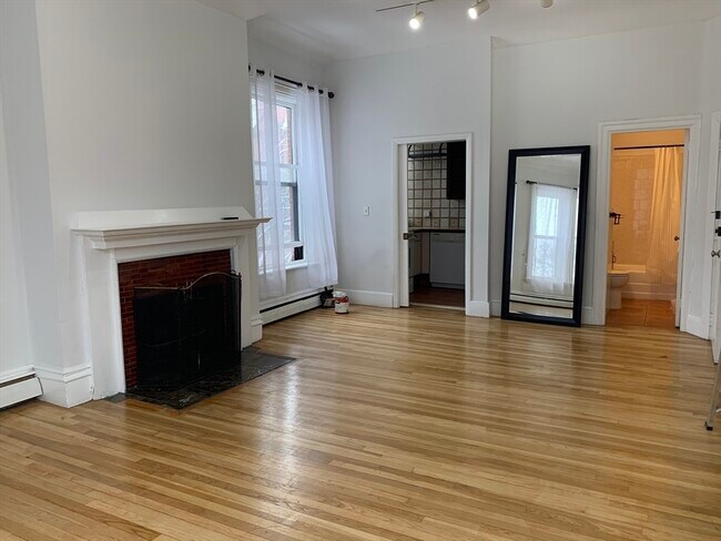 Building Photo - 351 Beacon St