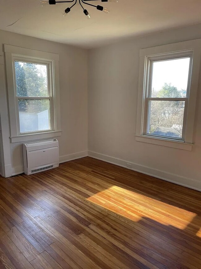 Building Photo - Charming Pet-Friendly Belmont Rental Near Downtown