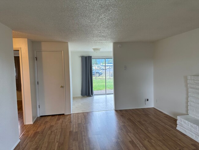 Building Photo - Updated 2 bed 1 bath dulpex in Springfield!