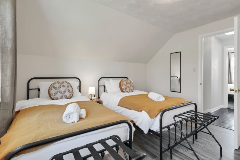 Building Photo - 3333 Dresden St