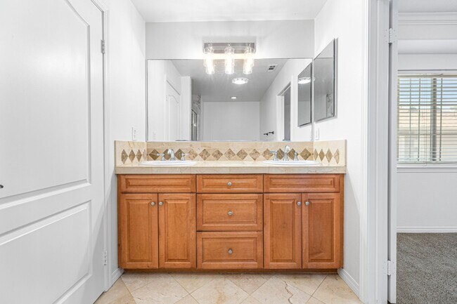 Building Photo - 3-Bedroom Townhome in Gated Bay Harbor