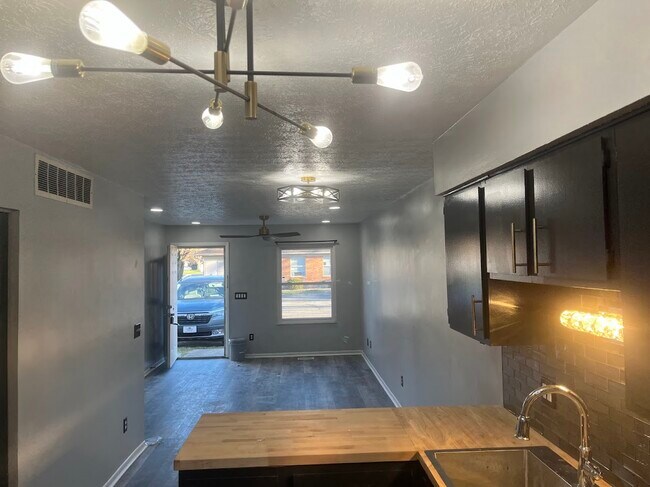 Building Photo - 5174-5174 Belle Isle Dr