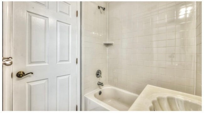 Building Photo - 104 E Clement St