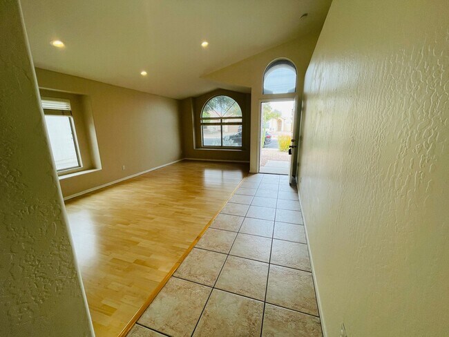Building Photo - Prime Tempe Location!