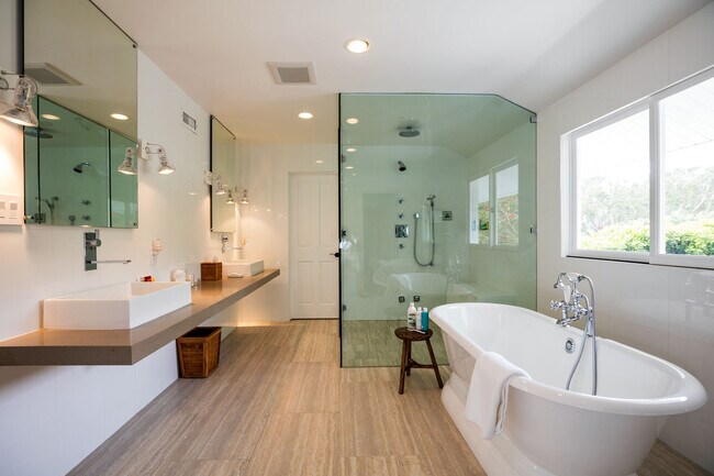 Master bathroom - 29225 Cliffside Dr