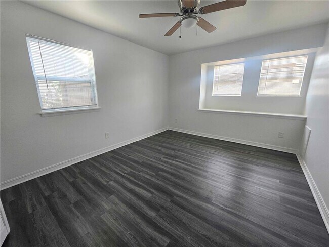 Building Photo - 3325 Beechwood Dr